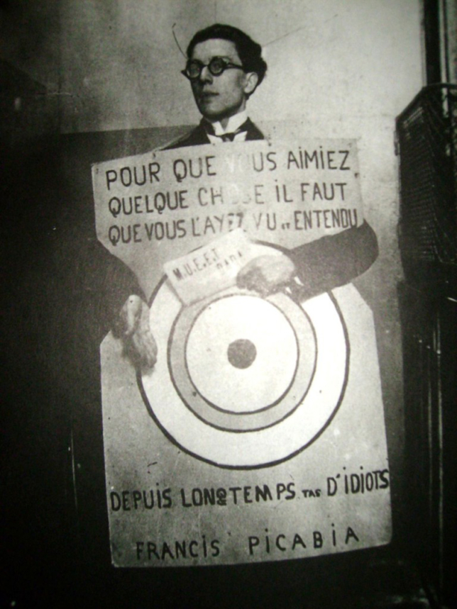 andre-breton-portant-la-cible-dessinee-par-francis-picabia-au-festival-dada-1920-768x1024